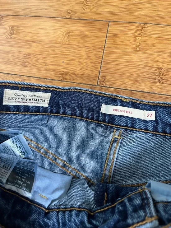 Levi's Ribcage Bell Flared Super High-Rise Jeans with Zipper Detail 70s Inspired - Picture 7 of 14